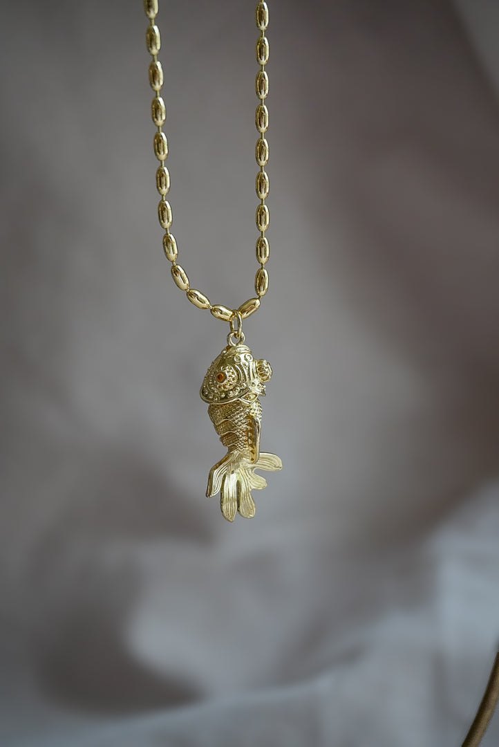 Collar pez koi chapa de oro