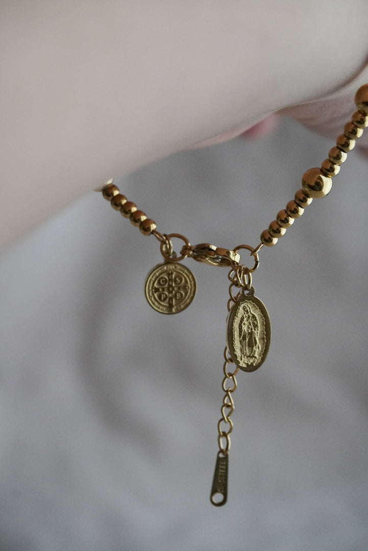 Pulsera de acero inoxidable con virgen de Guadalupe y san Benito.