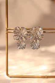 Arete doble flor texturizada acero inoxidable