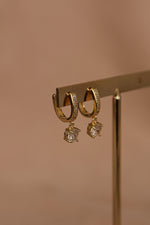 Load image into Gallery viewer, Huggie chapa de oro con zirconias
