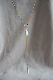 Collar corbatín de chapa de oro.