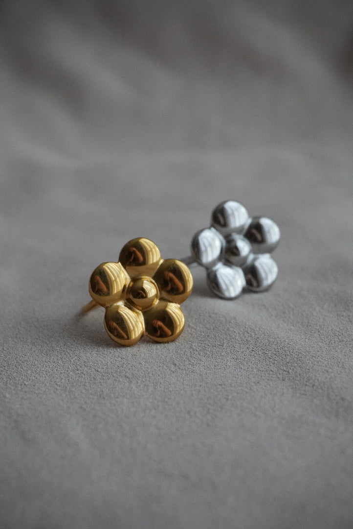 Anillo flor de acero inoxidable ajustable.