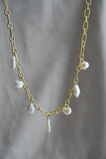 Load image into Gallery viewer, Collar chapa de oro y diversas perlas. ( las perlas pueden variar un poco)
