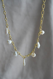 Collar chapa de oro y diversas perlas. ( las perlas pueden variar un poco)