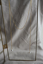 Load image into Gallery viewer, Corbatín un metro de chapa de oro con perla barroca.
