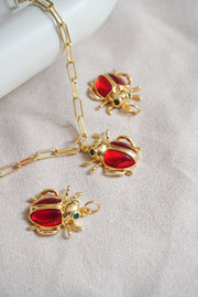 Collar escarabajo rojo chapa de oro