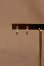 Load image into Gallery viewer, Arracada mini 2 chapa de oro con zirconias
