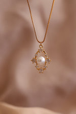 Load image into Gallery viewer, Collar chapa de oro mano de Fátima con zirconias y perla
