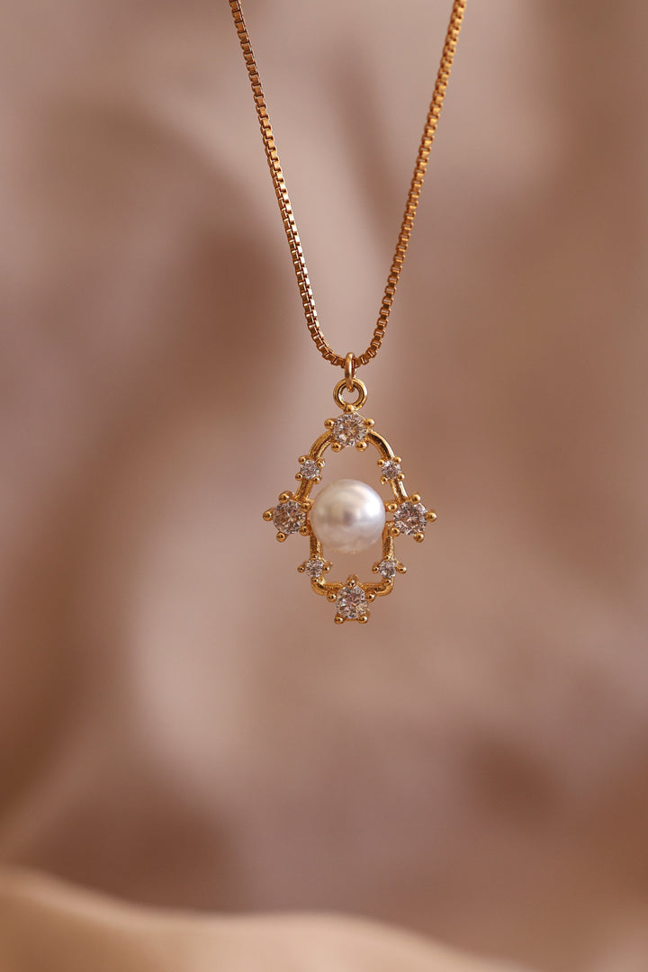 Collar chapa de oro mano de Fátima con zirconias y perla