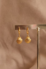 Load image into Gallery viewer, Huggie conchitas chapa de oro.
