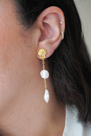Aretes de chapa de oro con perla cultivada.