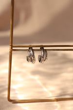 Load image into Gallery viewer, Arete tubular doble acero inoxidable plateado
