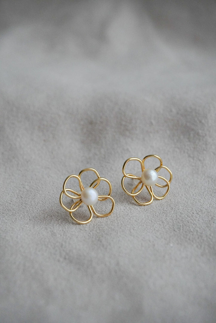 Aretes silueta flor con perla de río. (Chapa de oro)