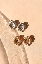 Load image into Gallery viewer, Arete acero inoxidable flor texturizada
