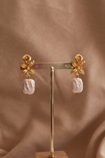 Load image into Gallery viewer, Arete chapa de oro con perla cuadrada.
