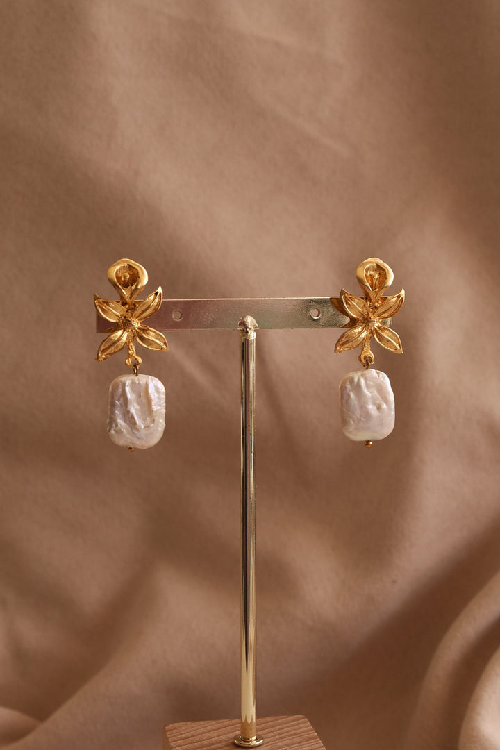 Arete chapa de oro con perla cuadrada.