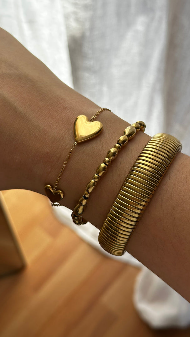 Pulseras dos corazones de acero inoxidable.