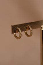 Load image into Gallery viewer, Arracada mini chapa de oro con zirconias
