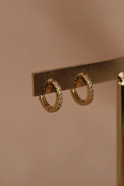 Arracada mini chapa de oro con zirconias