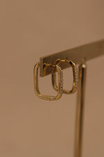 Load image into Gallery viewer, Huggie delgado chapa de oro con zirconias
