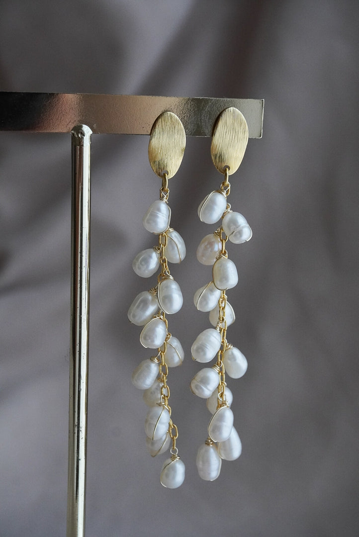 Aretes de chapa de oro con racimo de perlas de río.