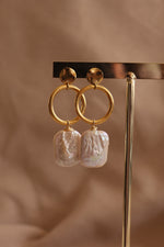 Load image into Gallery viewer, Arete chapa de oro con perla cuadrada.
