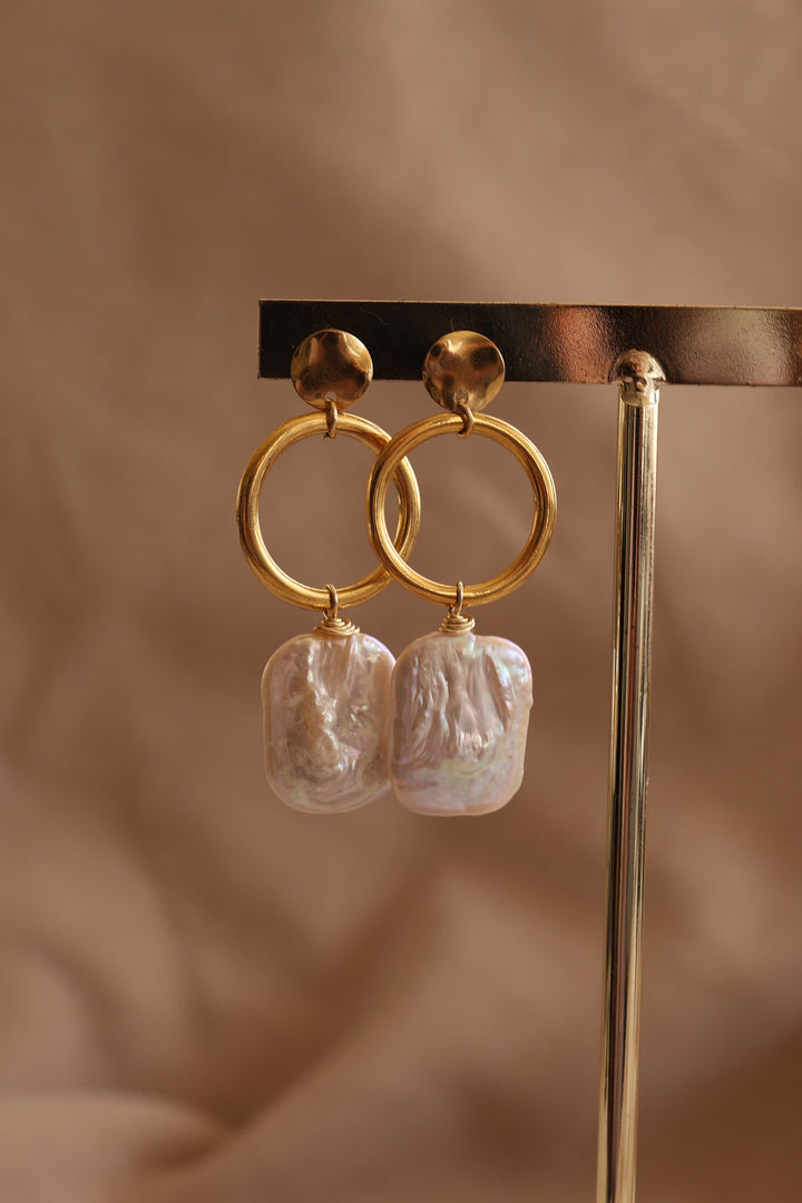 Arete chapa de oro con perla cuadrada.