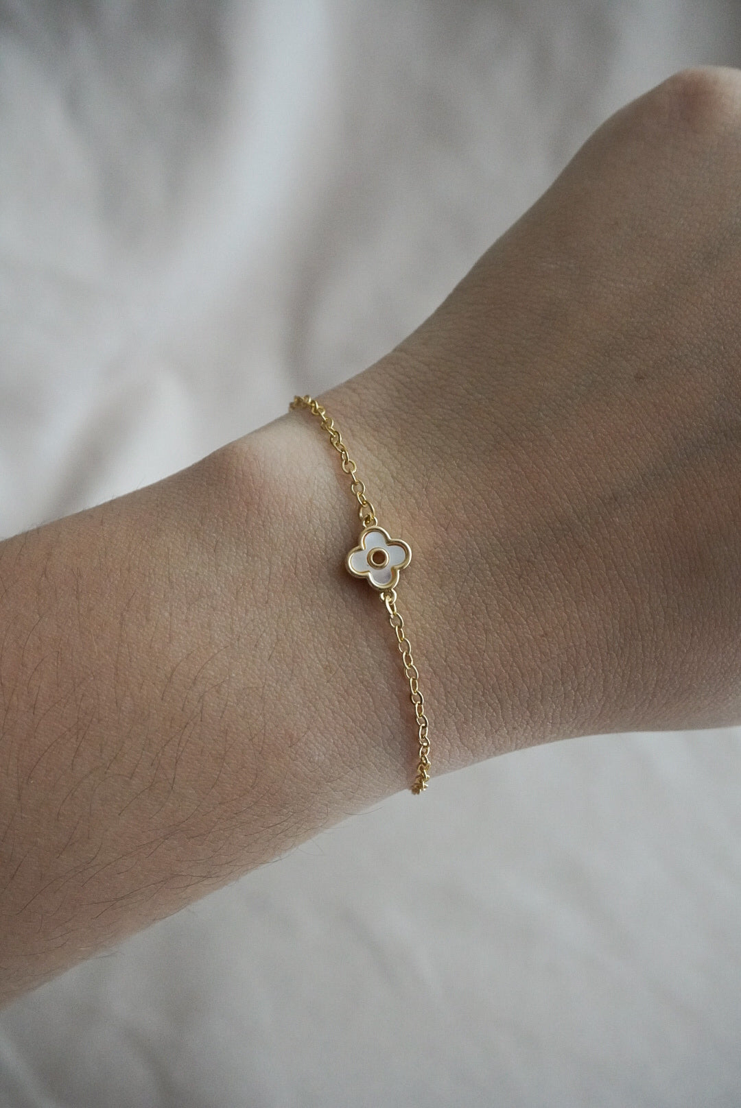 Pulsera flor madre perla chapa de oro.