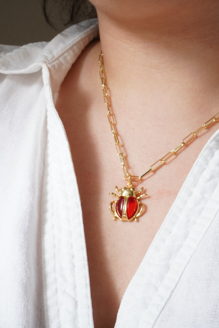 Collar escarabajo rojo chapa de oro