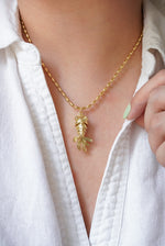 Load image into Gallery viewer, Collar pez koi chapa de oro
