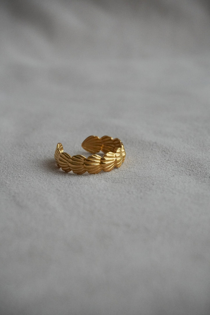 Anillo ajustable de acero inoxidable con conchas de mar.