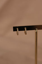 Load image into Gallery viewer, Arracada mini chapa de oro con zirconias
