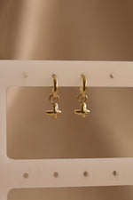 Load image into Gallery viewer, Hoop chapa de oro con mariposa
