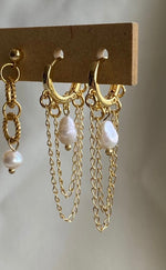 Load image into Gallery viewer, Arracada chapa de oro con cadena y perla de rio
