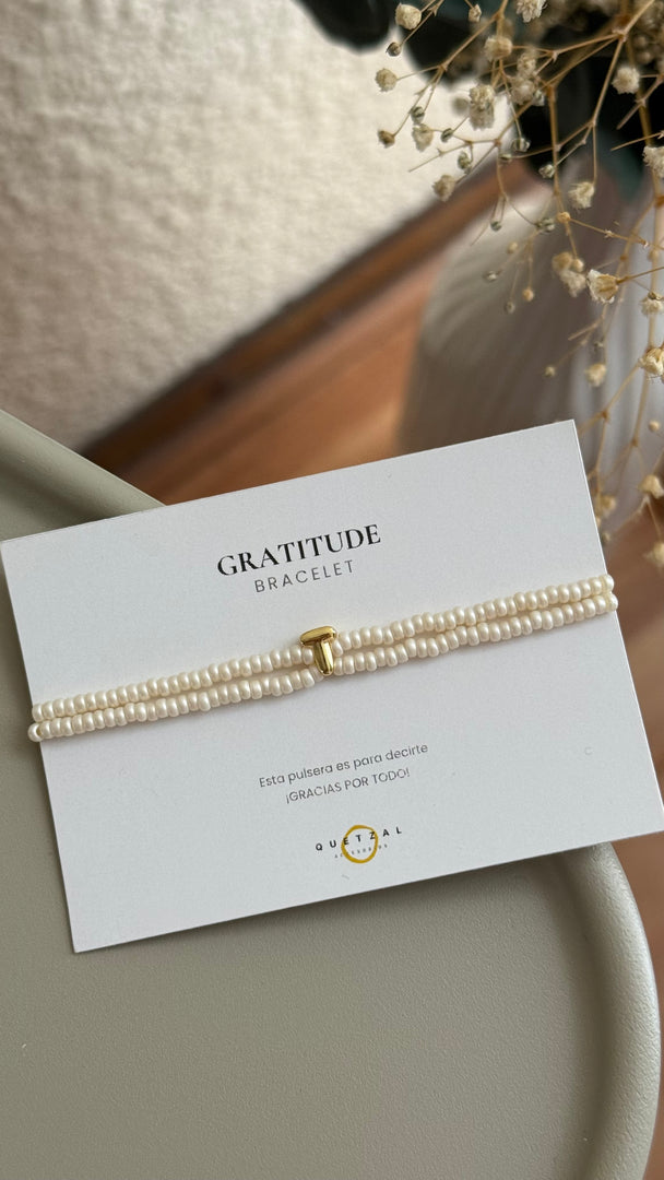 Pulsera doble con inicial de chapa de oro.