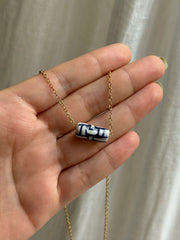 Collar chapa de oro con talavera azul.