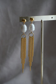 Aretes de chapa de oro largos con perla de río.