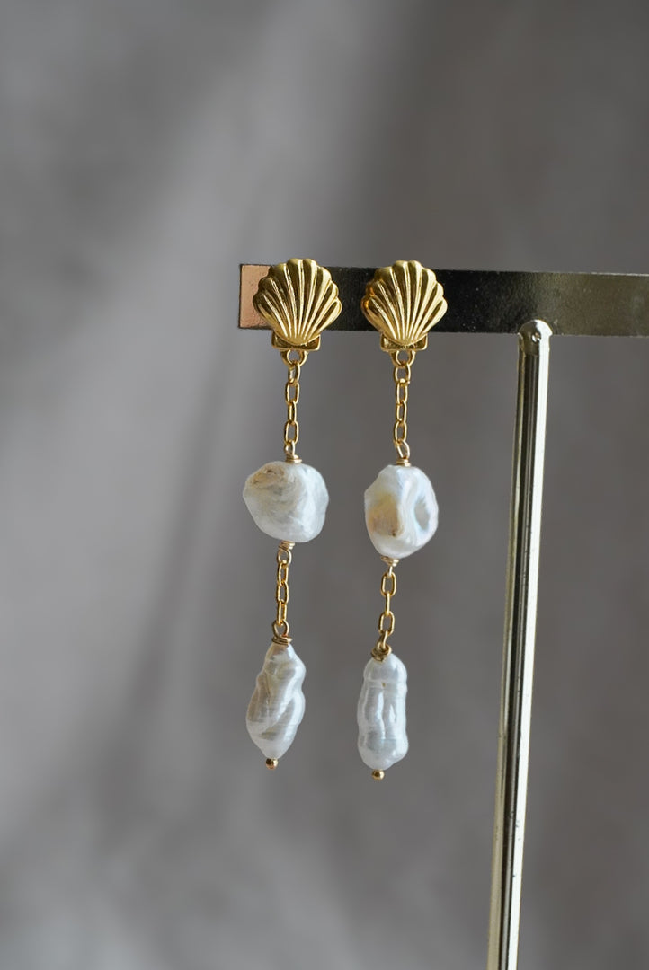 Aretes de chapa de oro con perla cultivada.