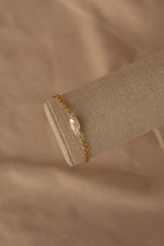 Load image into Gallery viewer, Pulsera chapa de oro con perla cultivada
