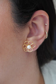 Aretes silueta flor con perla de río. (Chapa de oro)
