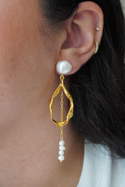 Aretes aro de chapa de oro con perlas de río.