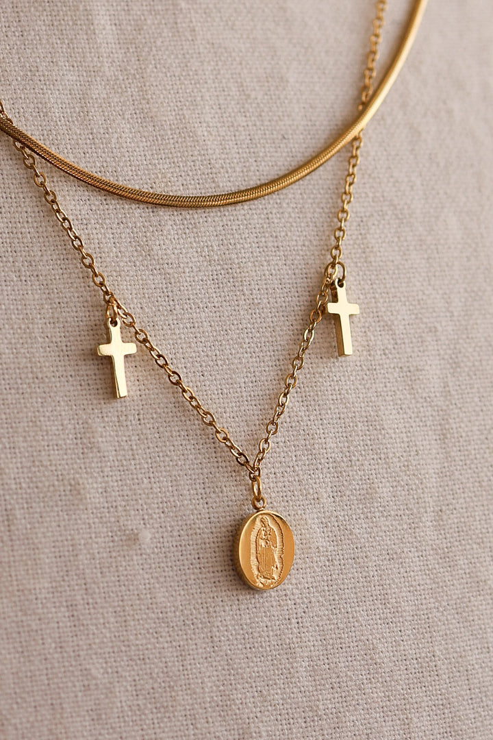 Collar doble con virgen de acero inoxidable.