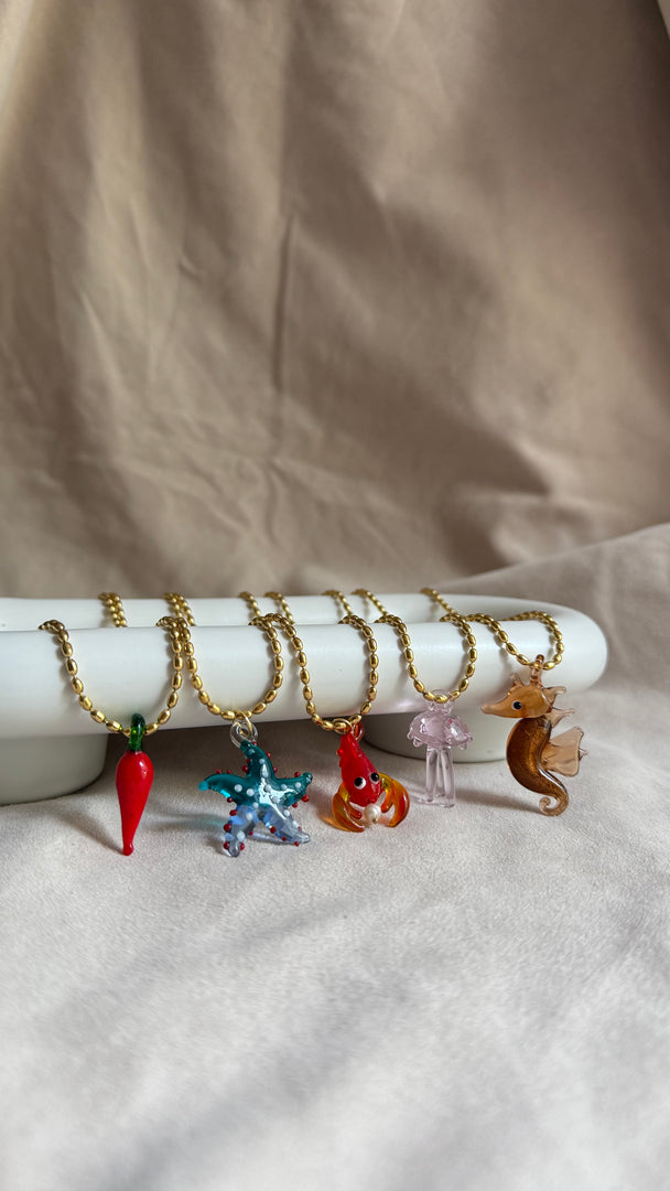 Collares de acero inoxidable con vidrio soplado.