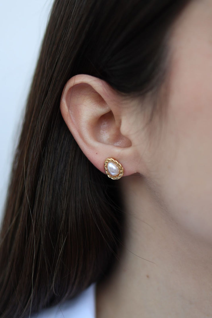 Arete chapa de oro con perla