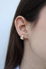 Load image into Gallery viewer, Aretes chapa de oro con perla de río
