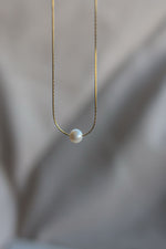 Load image into Gallery viewer, Collar chapa de oro y perla del río
