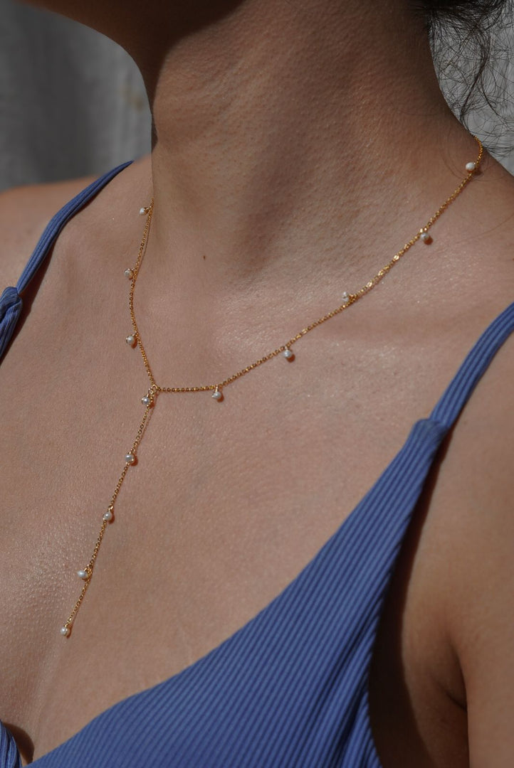 Collar corbatín chapa de oro y perla de río