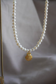 Collar de perlas de río con chapa de oro