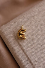 Load image into Gallery viewer, Collar inicial globo chapa de oro
