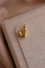 Load image into Gallery viewer, Collar inicial globo chapa de oro
